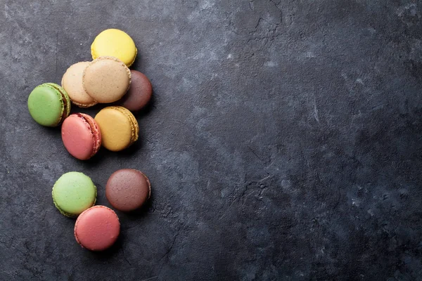 Färgglada macarons på bord — Stockfoto