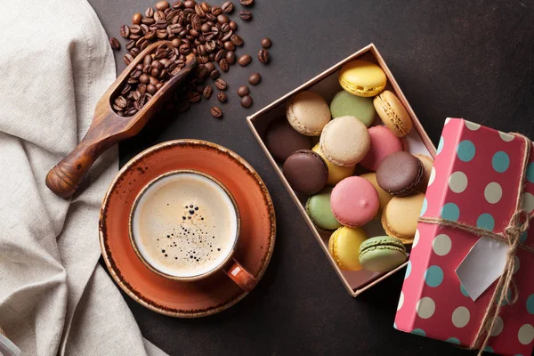 Xícara de café, feijão e macarons — Fotografia de Stock