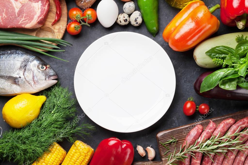 Empty plate and vegetables 