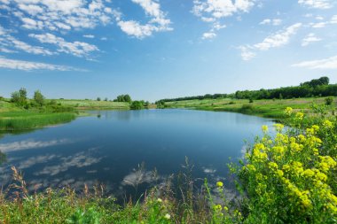 Gölet ve tepeler ile manzara