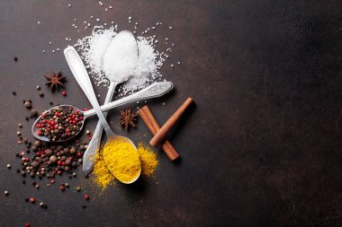 Taş Masa üzerinde çeşitli baharatlar kaşık