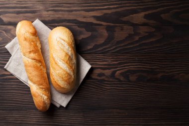 Tahta masada taze ekmek.