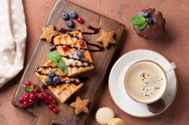 Kahve, şeker ve waffle çilek ile