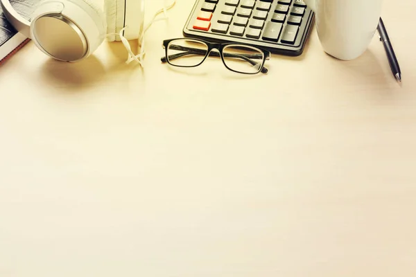 Office skrivbord med kaffekoppen, anteckningar och hörlurar — Stockfoto