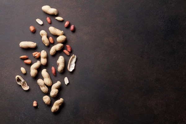 Cacahuetes en mesa de piedra . — Foto de Stock