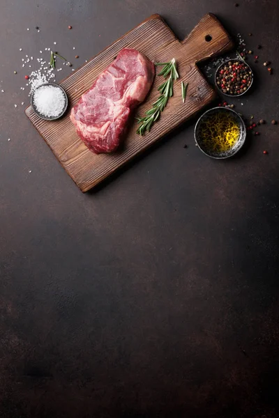 Rå ribeye oksekød bøf - Stock-foto