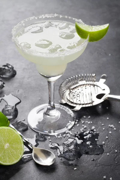 Margarita cocktail on dark stone table — Stock Photo, Image