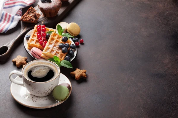 Кофе, сладости и вафли с ягодами — стоковое фото