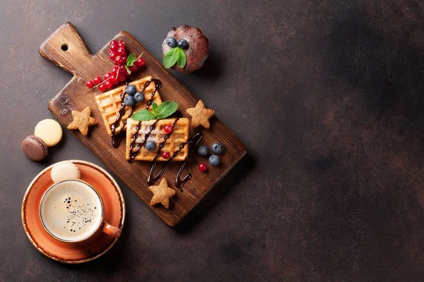 Kawa, słodycze i Wafle z jagód — Zdjęcie stockowe