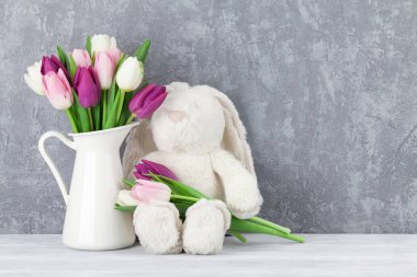 Renkli Lale buketi ve tavşan oyuncak