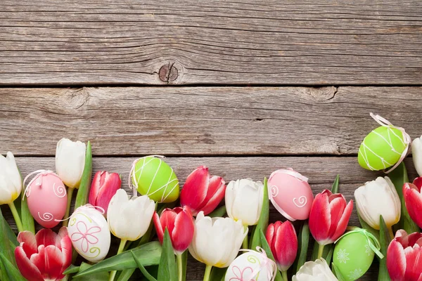 Œufs de Pâques et tulipes colorées — Photo