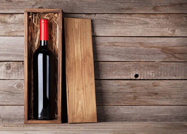 Rode wijn fles in vak — Stockfoto