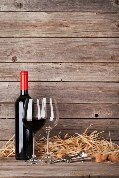 Piros bor a palack és a poharak — Stock Fotó