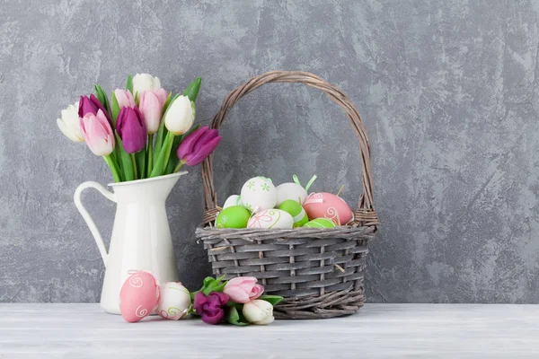 Ovos de Páscoa e tulipas coloridas — Fotografia de Stock