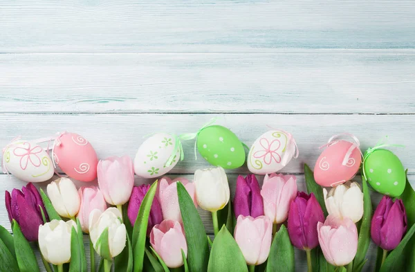 Ostereier und bunte Tulpen — Stockfoto