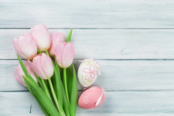 Húsvéti tojás és a rózsaszín tulipánok — Stock Fotó