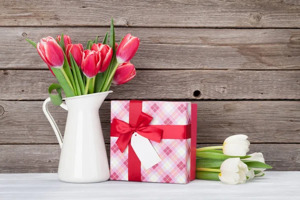 Bouquet de tulipes rouges et boîte cadeau — Photo