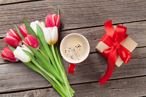 Tulipany, pudełko i filiżanka kawy — Zdjęcie stockowe