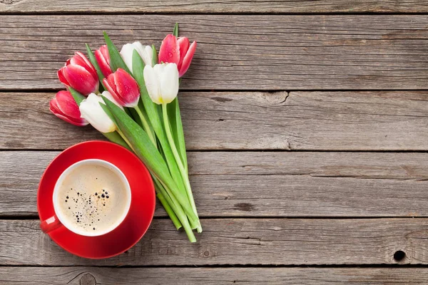 Барвисті тюльпани та чашка червоної кави — стокове фото