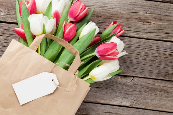 Tulipes dans un sac en papier — Photo