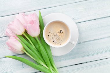 Pembe Laleler ve kahve fincanı