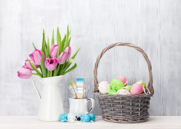 Huevos de Pascua y ramo de tulipanes rosas —  Fotos de Stock