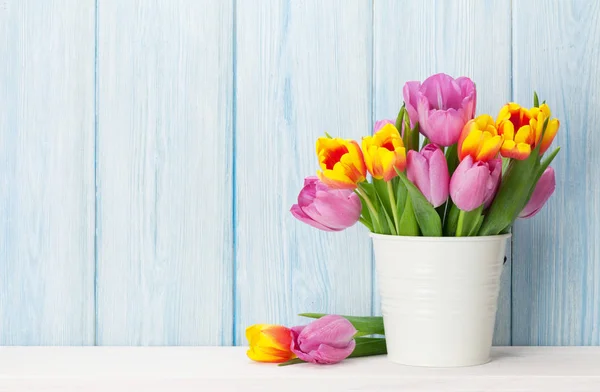 Buquê de tulipas coloridas frescas — Fotografia de Stock