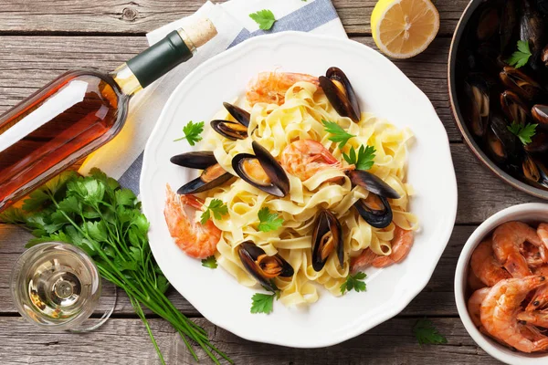 Pasta mit Meeresfrüchten und Weißwein — Stockfoto