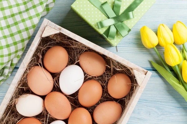 Easter eggs and yellow tulips — Stock Photo, Image