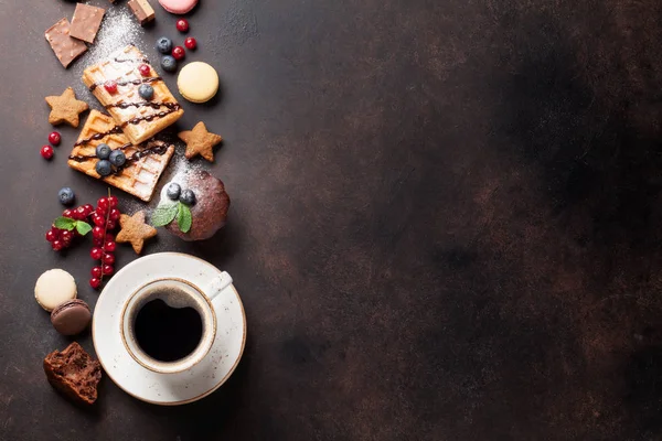 Кофе, сладости, вафли с ягодами — стоковое фото