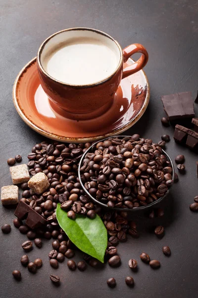 Šálek kávy, fazole, čokoláda — Stock fotografie