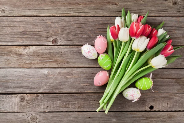 Œufs de Pâques et tulipes colorées — Photo