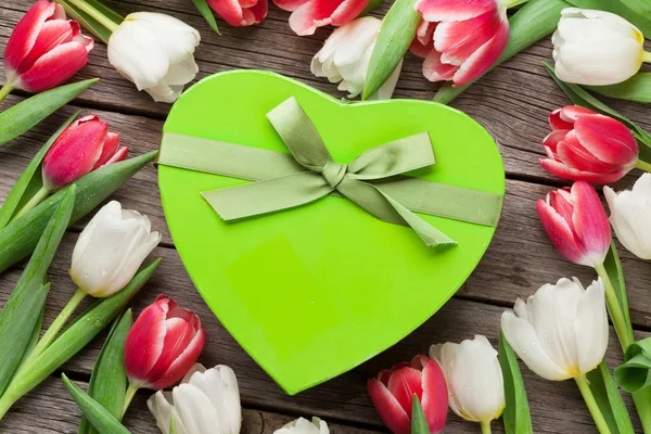 Kleurrijke tulpen en doos van de gift — Stockfoto