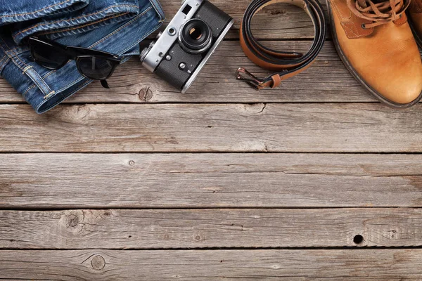 Mannelijke jeans, schoenen, bril camera — Stockfoto