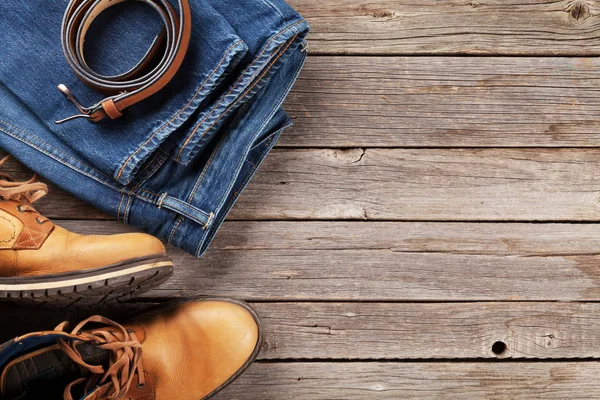 Pantalones vaqueros masculinos, zapatos y cinturón — Foto de Stock