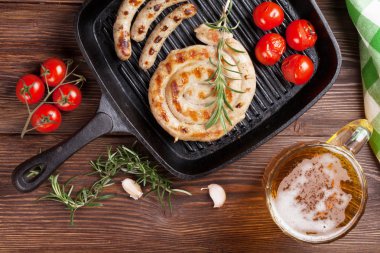 Izgara sosis ve bira bardağı