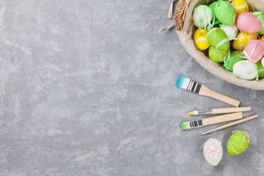 Renkli Paskalya yumurtaları ve fırçalar