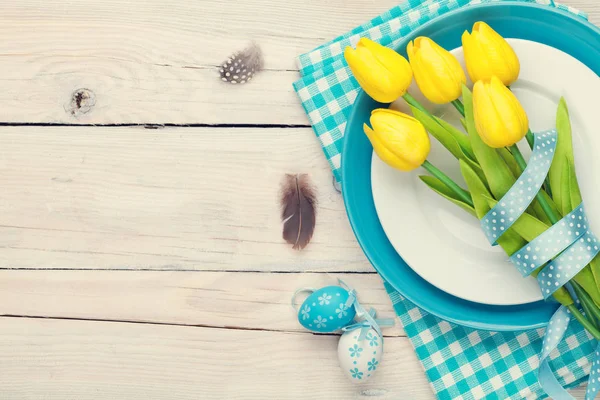 Tło Wielkanoc z żółtych tulipanów i kolorowe jaja — Zdjęcie stockowe