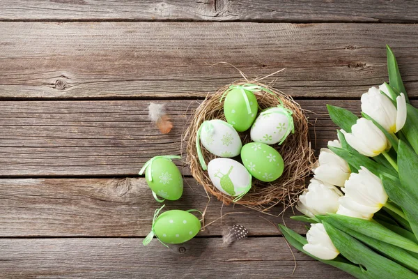 Ovos de Páscoa e tulipas brancas — Fotografia de Stock