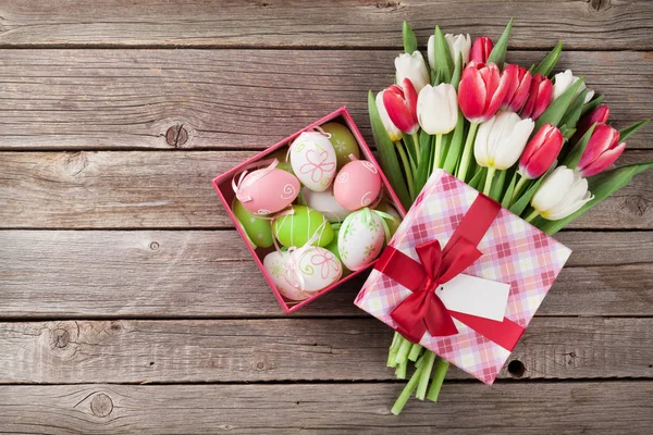 Velikonoční vajíčka a barevné tulipány — Stock fotografie