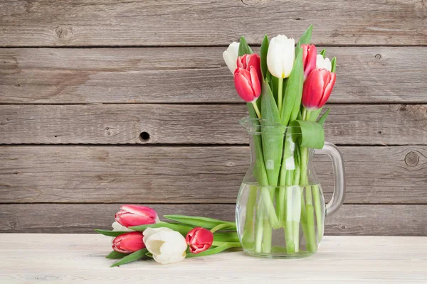 Czerwony i biały bukiet tulipanów — Zdjęcie stockowe