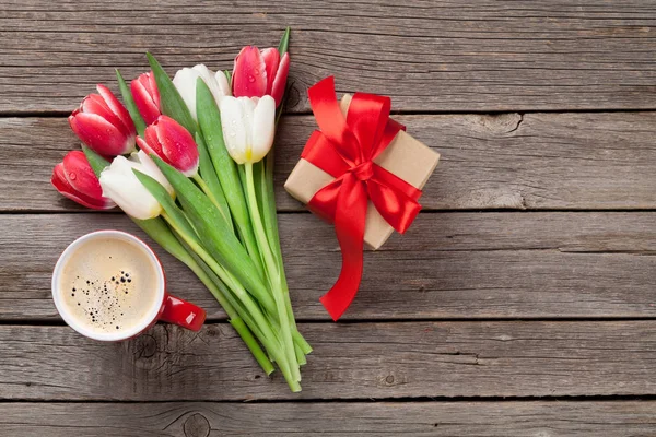 Tulipany, pudełko i filiżanka kawy — Zdjęcie stockowe