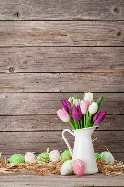 Ramo de huevos de Pascua y tulipanes —  Fotos de Stock