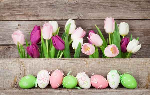 Ostereier und bunte Tulpen — Stockfoto