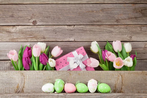 Paaseieren en kleurrijke tulpen — Stockfoto