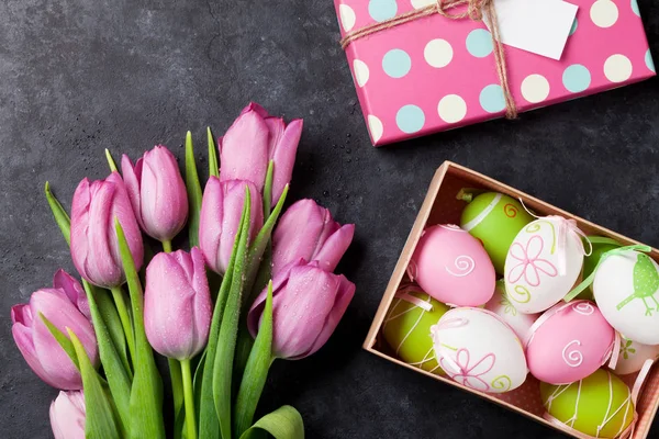 Roze tulpen en paaseieren — Stockfoto