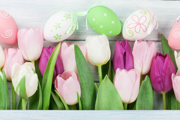 Pisanki i kolorowe tulipany — Zdjęcie stockowe