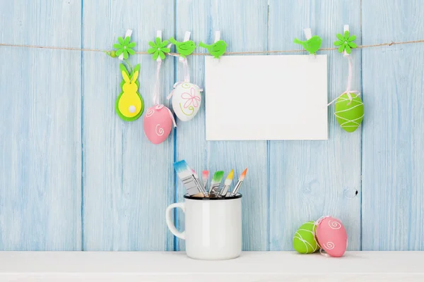 Easter eggs, card and paintbrushes — Stock Photo, Image