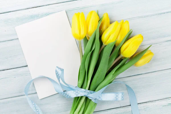 Великодня листівка з жовтими тюльпанами — стокове фото