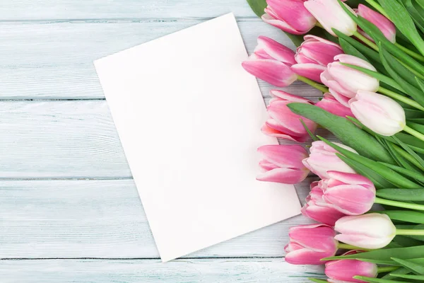 Tarjeta de felicitación de Pascua con tulipanes rosados — Foto de Stock